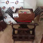 LOTE 038 - 01 LOTE COM CADEIRA EM MADEIRA ANTIGA, REVISTEIRO EM MADEIRA (NO ESTADO, NÃO SABEMOS SE FUNCIONA. LEILÃO NÃO TEM GARANTIA E NEM DEVOLUÇÃO).