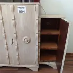 LOTE 004 - 01 ARMÁRIO EM MADEIRA ANTIGA (NO ESTADO, NÃO SABEMOS SE FUNCIONA. LEILÃO NÃO TEM GARANTIA E NEM DEVOLUÇÃO).