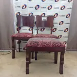 LOTE 010 - 03 CADEIRAS EM MADEIRA ANTIGA (NO ESTADO, NÃO SABEMOS SE FUNCIONA. LEILÃO NÃO TEM GARANTIA E NEM DEVOLUÇÃO).