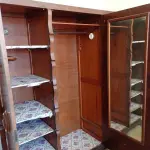 LOTE 016 - 01 GUARDA-ROUPA 03 PORTAS EM MADEIRA ANTIGA (NO ESTADO, NÃO SABEMOS SE FUNCIONA. LEILÃO NÃO TEM GARANTIA E NEM DEVOLUÇÃO).
