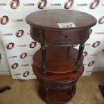 LOTE 037 - 02 MESINHAS REDONDAS COM GAVETA EM MADEIRA (NO ESTADO, NÃO SABEMOS SE FUNCIONA. LEILÃO NÃO TEM GARANTIA E NEM DEVOLUÇÃO).