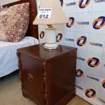 LOTE 012 - 01 CRIADO MUDO EM MADEIRA ANTIGA E 01 ABAJUR EM CERÂMICA (NO ESTADO, NÃO SABEMOS SE FUNCIONA. LEILÃO NÃO TEM GARANTIA E NEM DEVOLUÇÃO).