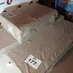 LOTE 177 - 01 - CAMA CÔMODA DE SOLTEIRO COM 5 GAVETAS JULIA CONQUISTA MÓVEIS (NO ESTADO, NÃO SABEMOS SE FUNCIONA. LEILÃO NÃO TEM GARANTIA E NEM DEVOLUÇÃO, SUJEITO A POSSÍVEIS AVARIAS VISÍVEIS/OCULTAS E/OU AUSÊNCIA DE COMPONENTES)