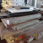LOTE 333 - 01 LOTE DE MADEIRAS DIVERSAS (NO ESTADO, NÃO SABEMOS SE FUNCIONA. LEILÃO NÃO TEM GARANTIA E NEM DEVOLUÇÃO, SUJEITO A POSSÍVEIS AVARIAS VISÍVEIS/OCULTAS E/OU AUSÊNCIA DE COMPONENTES)