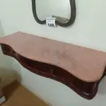 LOTE 048 - 01 ESPELHO COM MOLDURA EM MADEIRA E 01 PENTEADEIRA SUSPENSA COM 02 GAVETAS E EM PEDRA DE MÁRMORE ROSE.  (NO ESTADO, NÃO SABEMOS SE FUNCIONA. LEILÃO NÃO TEM GARANTIA E NEM DEVOLUÇÃO).