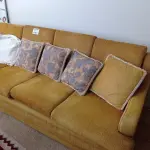 LOTE 031 - 01 SOFÁ 04 LUGARES AMARELO (NO ESTADO, NÃO SABEMOS SE FUNCIONA. LEILÃO NÃO TEM GARANTIA E NEM DEVOLUÇÃO).