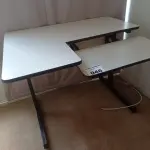 LOTE 046 - 01 MESA PARA COMPUTADOR (NO ESTADO, NÃO SABEMOS SE FUNCIONA. LEILÃO NÃO TEM GARANTIA E NEM DEVOLUÇÃO).