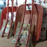 LOTE 128 - 02 - CARRINHOS DE MÃO (NO ESTADO, NÃO SABEMOS SE FUNCIONA. LEILÃO NÃO TEM GARANTIA E NEM DEVOLUÇÃO, SUJEITO A POSSÍVEIS AVARIAS VISÍVEIS/OCULTAS E/OU AUSÊNCIA DE COMPONENTES)
