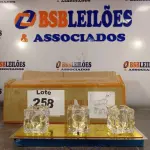 LOTE 258 - 01 - PLAFON INOX 3 LUZES 38,9X12,5CM FROST BRONZEARTE (NO ESTADO, NÃO SABEMOS SE FUNCIONA. LEILÃO NÃO TEM GARANTIA E NEM DEVOLUÇÃO, SUJEITO A POSSÍVEIS AVARIAS VISÍVEIS/OCULTAS E/OU AUSÊNCIA DE COMPONENTES)