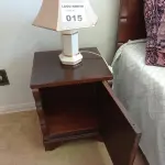 LOTE 015 - 01 CRIADO MUDO EM MADEIRA ANTIGA E 01 ABAJUR EM CERÂMICA (NO ESTADO, NÃO SABEMOS SE FUNCIONA. LEILÃO NÃO TEM GARANTIA E NEM DEVOLUÇÃO).