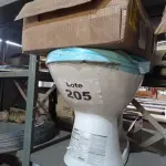 LOTE 205 - 01 - VASO SANITÁRIO COM CAIXA ACOPLADA CELITE (NO ESTADO, NÃO SABEMOS SE FUNCIONA. LEILÃO NÃO TEM GARANTIA E NEM DEVOLUÇÃO, SUJEITO A POSSÍVEIS AVARIAS VISÍVEIS/OCULTAS E/OU AUSÊNCIA DE COMPONENTES)