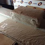 LOTE 177 - 01 - CAMA CÔMODA DE SOLTEIRO COM 5 GAVETAS JULIA CONQUISTA MÓVEIS (NO ESTADO, NÃO SABEMOS SE FUNCIONA. LEILÃO NÃO TEM GARANTIA E NEM DEVOLUÇÃO, SUJEITO A POSSÍVEIS AVARIAS VISÍVEIS/OCULTAS E/OU AUSÊNCIA DE COMPONENTES)