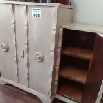 LOTE 004 - 01 ARMÁRIO EM MADEIRA ANTIGA (NO ESTADO, NÃO SABEMOS SE FUNCIONA. LEILÃO NÃO TEM GARANTIA E NEM DEVOLUÇÃO).