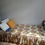 LOTE 047 - 01 CAMA DE SOLTEIRO EM MADEIRA ANTIGA COM COLCHÃO (NO ESTADO, NÃO SABEMOS SE FUNCIONA. LEILÃO NÃO TEM GARANTIA E NEM DEVOLUÇÃO).
