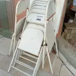 LOTE 266 - 02 MESAS QUADRADAS EM FERRO E 08 CADEIRAS DOBRÁVEIS EM FERRO (NO ESTADO, NÃO SABEMOS SE FUNCIONA. LEILÃO NÃO TEM GARANTIA E NEM DEVOLUÇÃO).