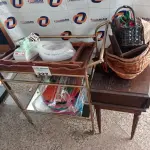 LOTE 227 - 01 LOTE COM CARRINHO E, MESINHA EM MADEIRA, TAPETES DE CROCHÊ, MESINHA EM MADEIRA, CESTOS E 01 NEBULIZADOR (NO ESTADO, NÃO SABEMOS SE FUNCIONA. LEILÃO NÃO TEM GARANTIA E NEM DEVOLUÇÃO).