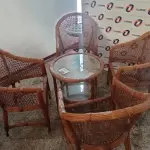 LOTE 126 - 01 CONJUNTO DE POLTRONAS EM FIBRA SINTÉTICA COM MESINHA DE CENTRO (NO ESTADO, NÃO SABEMOS SE FUNCIONA. LEILÃO NÃO TEM GARANTIA E NEM DEVOLUÇÃO).