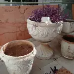 LOTE 264 - 05 JARROS EM CIMENTO E BARRO PARA PLANTAS (NO ESTADO, NÃO SABEMOS SE FUNCIONA. LEILÃO NÃO TEM GARANTIA E NEM DEVOLUÇÃO).
