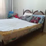 LOTE 051 - 01 CAMA CASAL EM MADEIRA ANTIGA COM COLCHOES (NO ESTADO, NÃO SABEMOS SE FUNCIONA. LEILÃO NÃO TEM GARANTIA E NEM DEVOLUÇÃO).