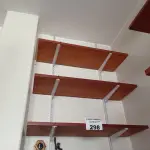 LOTE 298 - 01 PRATELEIRA EM MADEIRA (NO ESTADO, NÃO SABEMOS SE FUNCIONA. LEILÃO NÃO TEM GARANTIA E NEM DEVOLUÇÃO).