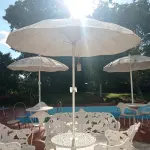 LOTE 278 - 01 CONJUNTO DE CADEIRAS DE FERRO FUNDIDO BRANCAS PARA JARDIM COM SOMBREIRO (NO ESTADO, NÃO SABEMOS SE FUNCIONA. LEILÃO NÃO TEM GARANTIA E NEM DEVOLUÇÃO).