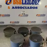 LOTE 016 - 06 ALTO-FALANTES COM SUPORTE DE FERRO. (NO ESTADO, LEILÃO NÃO TEM GARANTIA E NEM DEVOLUÇÃO, SUJEITO A POSSÍVEIS AVARIAS VISÍVEIS/OCULTAS E/OU AUSÊNCIA DE COMPONENTES).