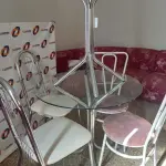 LOTE 125 - 01 MESA EM CENTRO COM PÉS CROMADOS E 04CADEIRAS (NO ESTADO, NÃO SABEMOS SE FUNCIONA. LEILÃO NÃO TEM GARANTIA E NEM DEVOLUÇÃO).