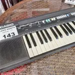LOTE 143 - 01 TECLADO CASSIO CACIOTONE CT 360 (NO ESTADO, NÃO SABEMOS SE FUNCIONA. LEILÃO NÃO TEM GARANTIA E NEM DEVOLUÇÃO). 
