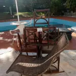 LOTE 274 - 05 CADEIRAS EM MADEIRA ANTIGA E 01 CADEIRA DE BALANÇO EM FIBRA SINTÉTICA (NO ESTADO, NÃO SABEMOS SE FUNCIONA. LEILÃO NÃO TEM GARANTIA E NEM DEVOLUÇÃO).