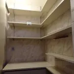 LOTE 302 - 01 ARMÁRIO BAIXO COM 02 GAVETA E 02 PORTAS E PRATELEIRAS EM MADEIRA (NO ESTADO, NÃO SABEMOS SE FUNCIONA. LEILÃO NÃO TEM GARANTIA E NEM DEVOLUÇÃO).