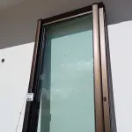 LOTE 259 - 03 PORTAS DE CORRER DE VIDRO COM MOLDURA EM ALUMÍNIO (NO ESTADO, NÃO SABEMOS SE FUNCIONA. LEILÃO NÃO TEM GARANTIA E NEM DEVOLUÇÃO).