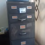 LOTE 104 - 01 ARQUIVO DE AÇO COM 05 GAVETAS (NO ESTADO, NÃO SABEMOS SE FUNCIONA. LEILÃO NÃO TEM GARANTIA E NEM DEVOLUÇÃO).