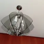 LOTE 295 - 01 LUSTRE DE TETO COM VIDROS E LÂMPADAS (NO ESTADO, NÃO SABEMOS SE FUNCIONA. LEILÃO NÃO TEM GARANTIA E NEM DEVOLUÇÃO).