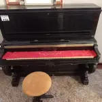 LOTE 112 - 01 PIANO ANTIGO PLEYEU (NO ESTADO, NÃO SABEMOS SE FUNCIONA. LEILÃO NÃO TEM GARANTIA E NEM DEVOLUÇÃO).