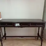 LOTE 059 - 01 APARADOR EM MADEIRA COM 03 GAVETAS (NO ESTADO, NÃO SABEMOS SE FUNCIONA. LEILÃO NÃO TEM GARANTIA E NEM DEVOLUÇÃO).