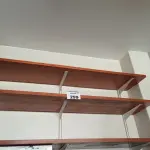 LOTE 299 - 01 PRATELEIRA EM MADEIRA (NO ESTADO, NÃO SABEMOS SE FUNCIONA. LEILÃO NÃO TEM GARANTIA E NEM DEVOLUÇÃO).
