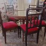 LOTE 141 - 01 MESA REDONDA DE FIBRA SINTÉTICA COM 05 CADEIRAS EM MADEIRA ANTIGA DO ASSENTO VERMELHO (NO ESTADO, NÃO SABEMOS SE FUNCIONA. LEILÃO NÃO TEM GARANTIA E NEM DEVOLUÇÃO).