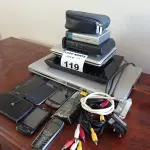LOTE 119 - 01 LOTE COM DVDS, ROTEADORES, BARBEADOR ELÉTRICO, CELULARES E MEMÓRIAS RAM (NO ESTADO, NÃO SABEMOS SE FUNCIONA. LEILÃO NÃO TEM GARANTIA E NEM DEVOLUÇÃO).