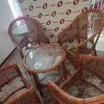 LOTE 126 - 01 CONJUNTO DE POLTRONAS EM FIBRA SINTÉTICA COM MESINHA DE CENTRO (NO ESTADO, NÃO SABEMOS SE FUNCIONA. LEILÃO NÃO TEM GARANTIA E NEM DEVOLUÇÃO).
