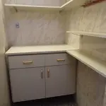 LOTE 302 - 01 ARMÁRIO BAIXO COM 02 GAVETA E 02 PORTAS E PRATELEIRAS EM MADEIRA (NO ESTADO, NÃO SABEMOS SE FUNCIONA. LEILÃO NÃO TEM GARANTIA E NEM DEVOLUÇÃO).