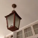 LOTE 286 - 02 LUSTRES ANTIGOS COM VIDROS (NO ESTADO, NÃO SABEMOS SE FUNCIONA. LEILÃO NÃO TEM GARANTIA E NEM DEVOLUÇÃO).