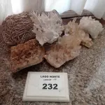 LOTE 232 - 01 LOTE COM PEDRA PARA DECORAÇÃO (NO ESTADO, NÃO SABEMOS SE FUNCIONA. LEILÃO NÃO TEM GARANTIA E NEM DEVOLUÇÃO).