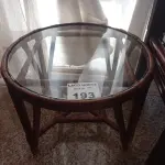 LOTE 193 - 01 MESINHA DE CENTRO REDONDA (NO ESTADO, NÃO SABEMOS SE FUNCIONA. LEILÃO NÃO TEM GARANTIA E NEM DEVOLUÇÃO).