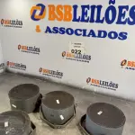 LOTE 022 - 04 ALTO-FALANTES COM SUPORTE DE FERRO. (NO ESTADO, LEILÃO NÃO TEM GARANTIA E NEM DEVOLUÇÃO, SUJEITO A POSSÍVEIS AVARIAS VISÍVEIS/OCULTAS E/OU AUSÊNCIA DE COMPONENTES).