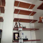 LOTE 298 - 01 PRATELEIRA EM MADEIRA (NO ESTADO, NÃO SABEMOS SE FUNCIONA. LEILÃO NÃO TEM GARANTIA E NEM DEVOLUÇÃO).