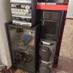 LOTE 142 - 01 MICRO SYSTEM PHILIPS E UM TOCA DISCO COM VARIA FITAS CASSETE ANTIGA (NO ESTADO, NÃO SABEMOS SE FUNCIONA. LEILÃO NÃO TEM GARANTIA E NEM DEVOLUÇÃO). 