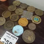 LOTE 055 - 16 EMBLEMAS COMEMORATIVOS (NO ESTADO, NÃO SABEMOS SE FUNCIONA. LEILÃO NÃO TEM GARANTIA E NEM DEVOLUÇÃO).
