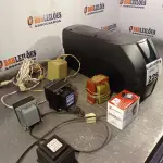 LOTE 225 - 01 NOBREAK SMS E VÁRIOS TRANSFORMADORES PEQUENOS (NO ESTADO, NÃO SABEMOS SE FUNCIONA. LEILÃO NÃO TEM GARANTIA E NEM DEVOLUÇÃO).