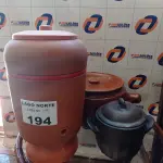 LOTE 194 - 02 PANELAS DE BARRO E 01 FILTRO DE BARRO (NO ESTADO, NÃO SABEMOS SE FUNCIONA. LEILÃO NÃO TEM GARANTIA E NEM DEVOLUÇÃO).