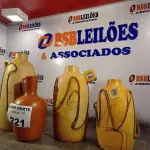 LOTE 221 - 04 JARROS EM BARRO PARA DECORAÇÃO (NO ESTADO, NÃO SABEMOS SE FUNCIONA. LEILÃO NÃO TEM GARANTIA E NEM DEVOLUÇÃO).